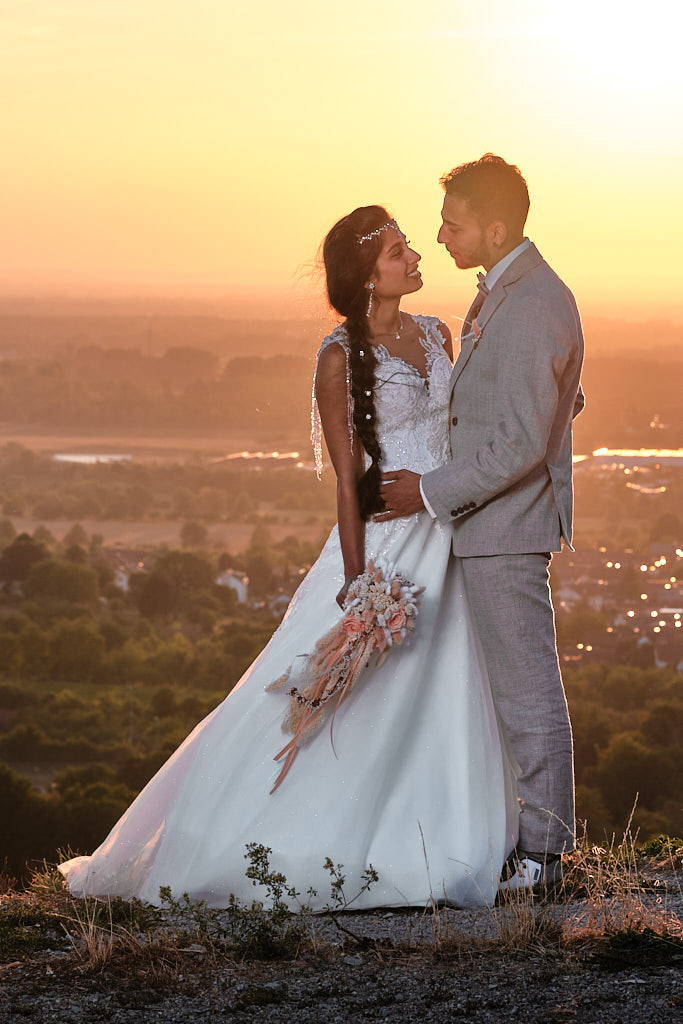 Goldene Stunde im Rebland bei Bühl dient dem Hochzeitsfotografen Volker Herzing hierfür ein sonnengetränktes Porträt eines junden Ehepaares