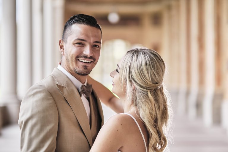 Brautpaar in der Trinkhalle in Baden-Baden, Brautpparschooting mit Hochzeitsfotograf Volker Herzing