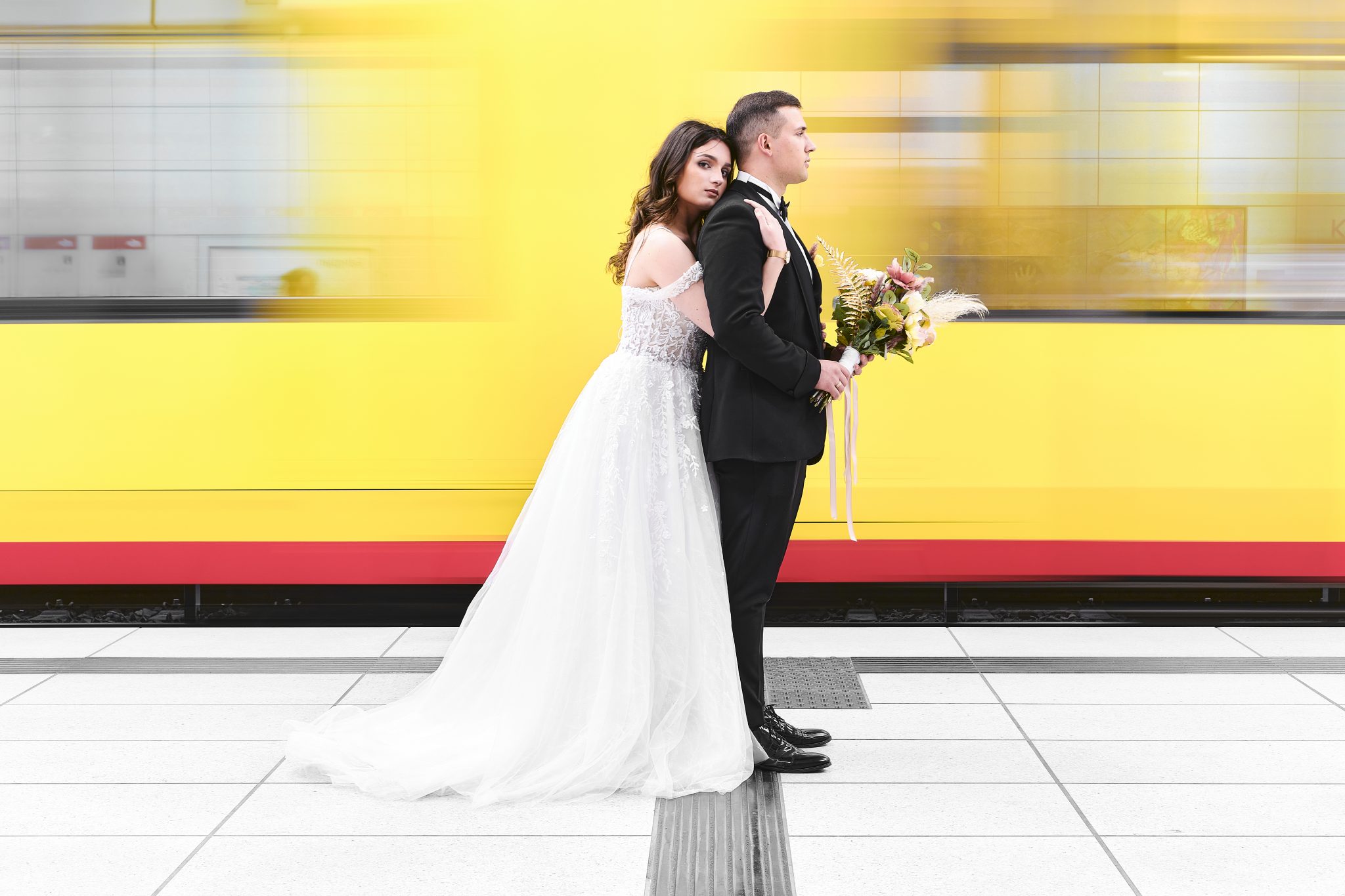 Hochzeitsfotograf Karsruhe in der unterirdischen S-Bahnstation Kronenplatz in Karlsruhe mit vorbeifahrender Bahn und Pan-Effekt