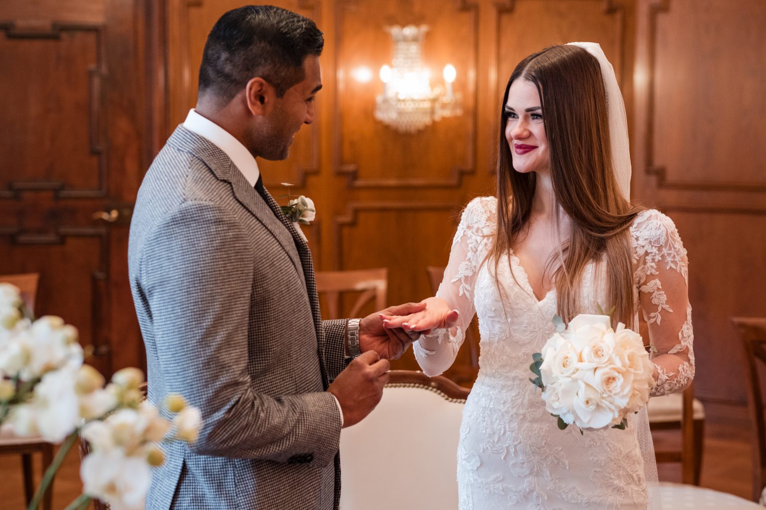 Hochzeitsfotograf Baden-Baden Fotografie im Standesamt Baden-Baden Ringübergabe