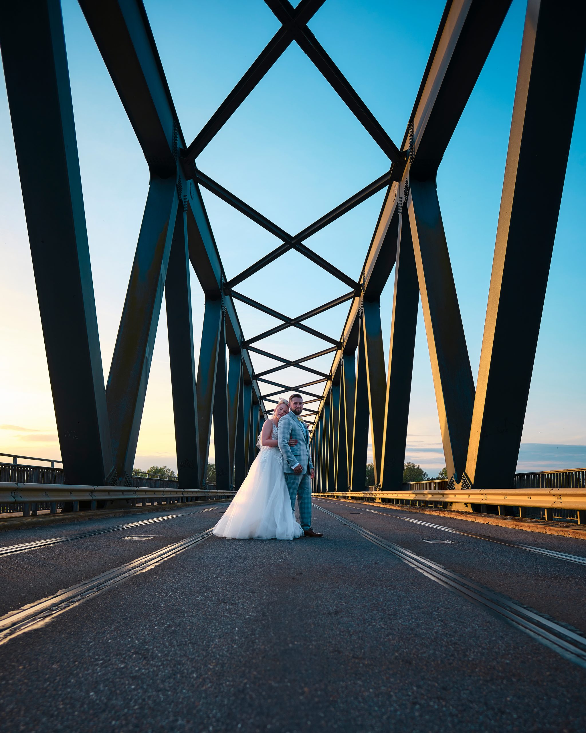 Rheinbrücke in Wintersdorf bei Rastatt dient als monumetales Bauwerk mit geometrischen Baueelementen für ein Brautpaar