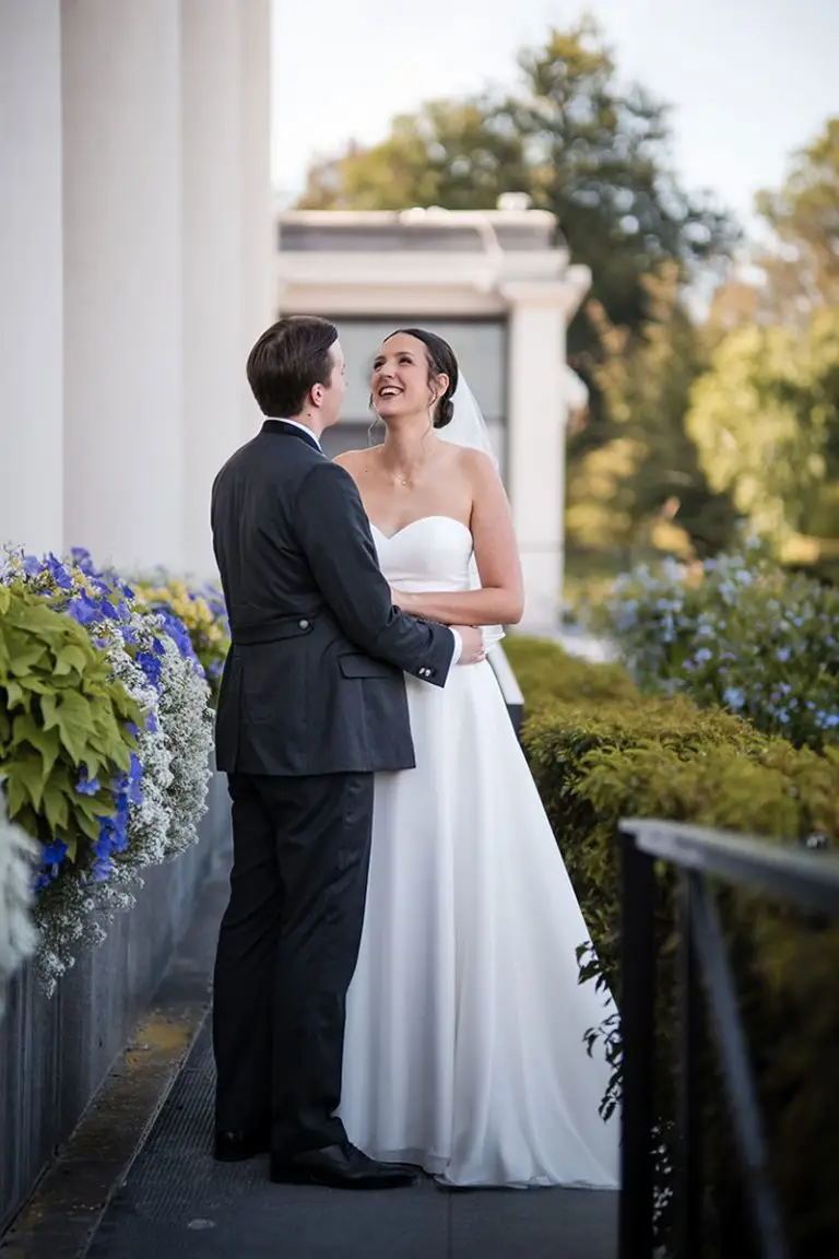 Glückliches Brautpaar vor dem Kurhaus Baden-Baden in einer romantischen Umarmung