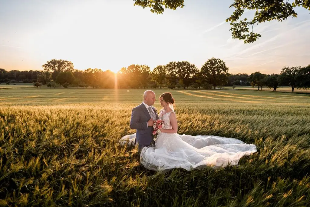 Hochzeitsfoto in Rastatt, Brautpaar im Weizenfeld bei Sonnenuntergang