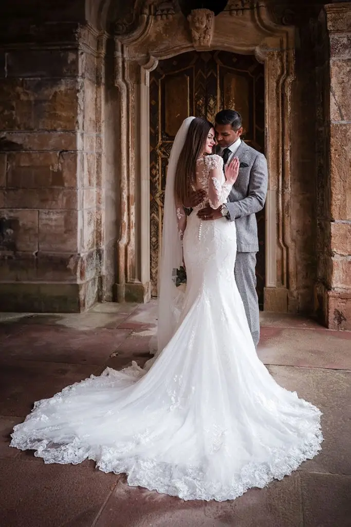 Hochzeitsfoto am Schloss Favorite in Rastatt, Brautpaar vor kunstvoller Tür