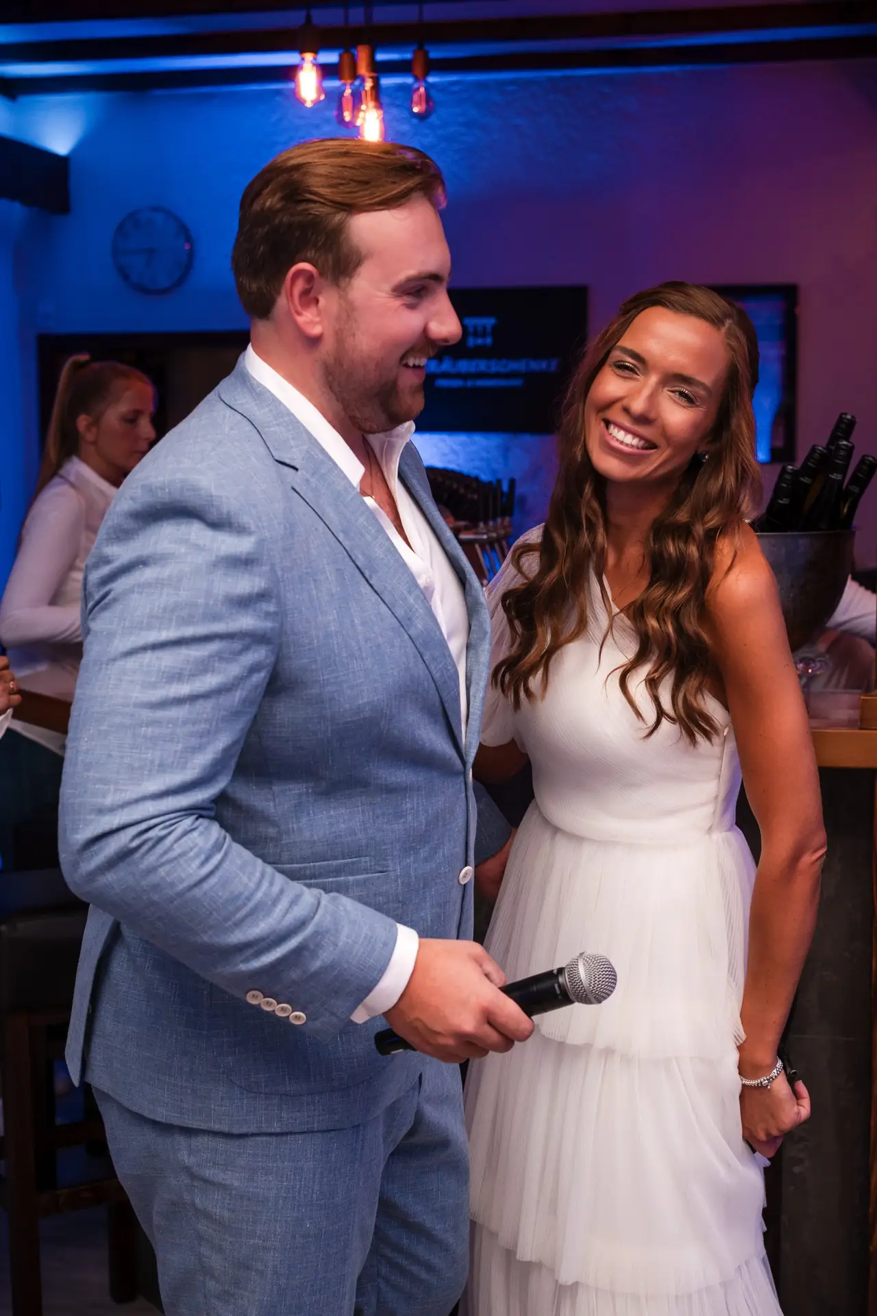 Die Seseräuberschänke in Iffezheim bei Rastatt ist Schauplatz als dieses Hochzeitspärchen vor lauter gelassenheit herzlich lachen muss