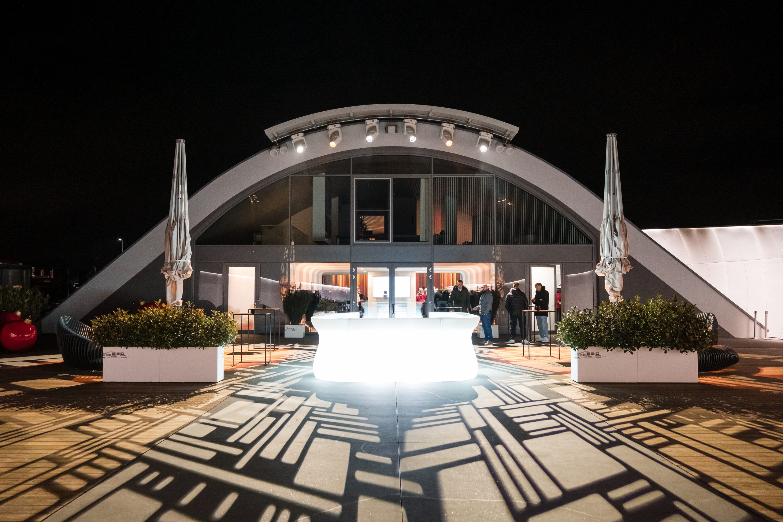 dramatisch präsentiert sich das Eingangsportal des Eventhangar E210 im Baden Airpark zwischen Baden-Baden und Rastatt bei nächtlicher stimmung und Partybeleuchtung