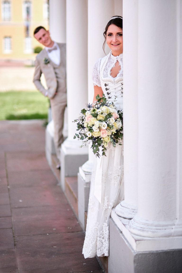 Ein Hochzeitsfotograf aus Karlsruhe fotografiert sein Brautpaar am Schloss Karlsruhe