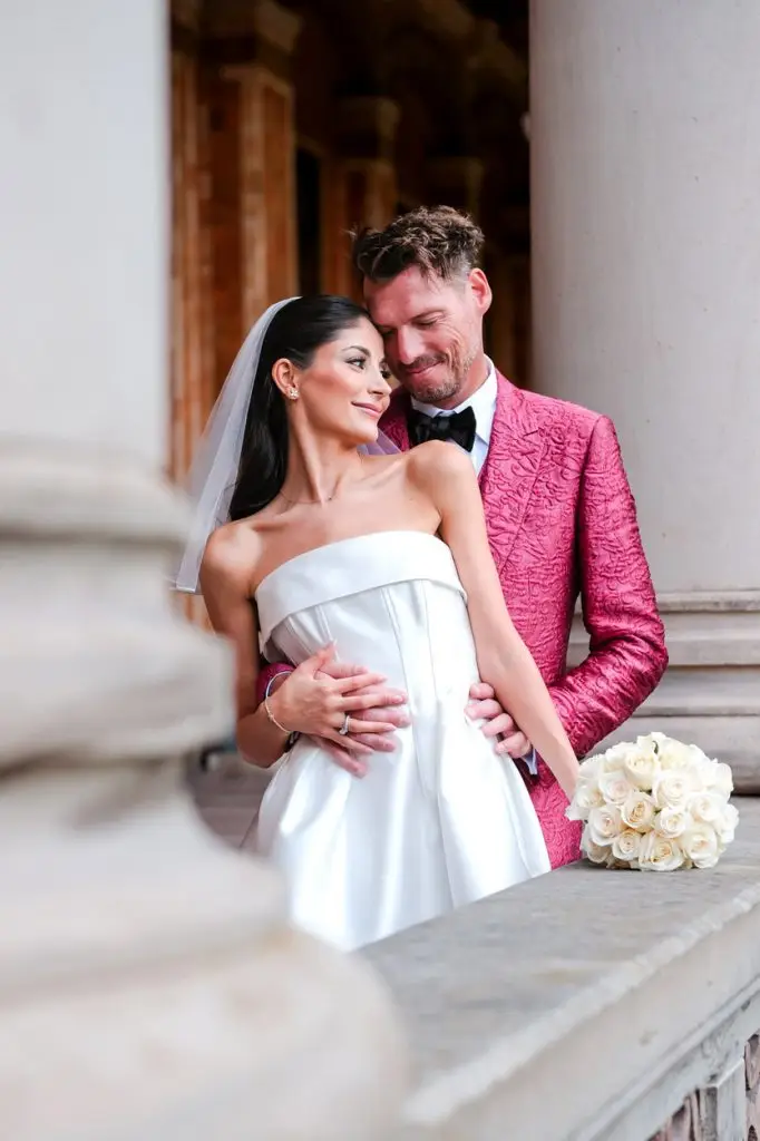 Brautpaar auf Hochzeitsfoto in Baden-Badener Trinkhalle innig vereint
