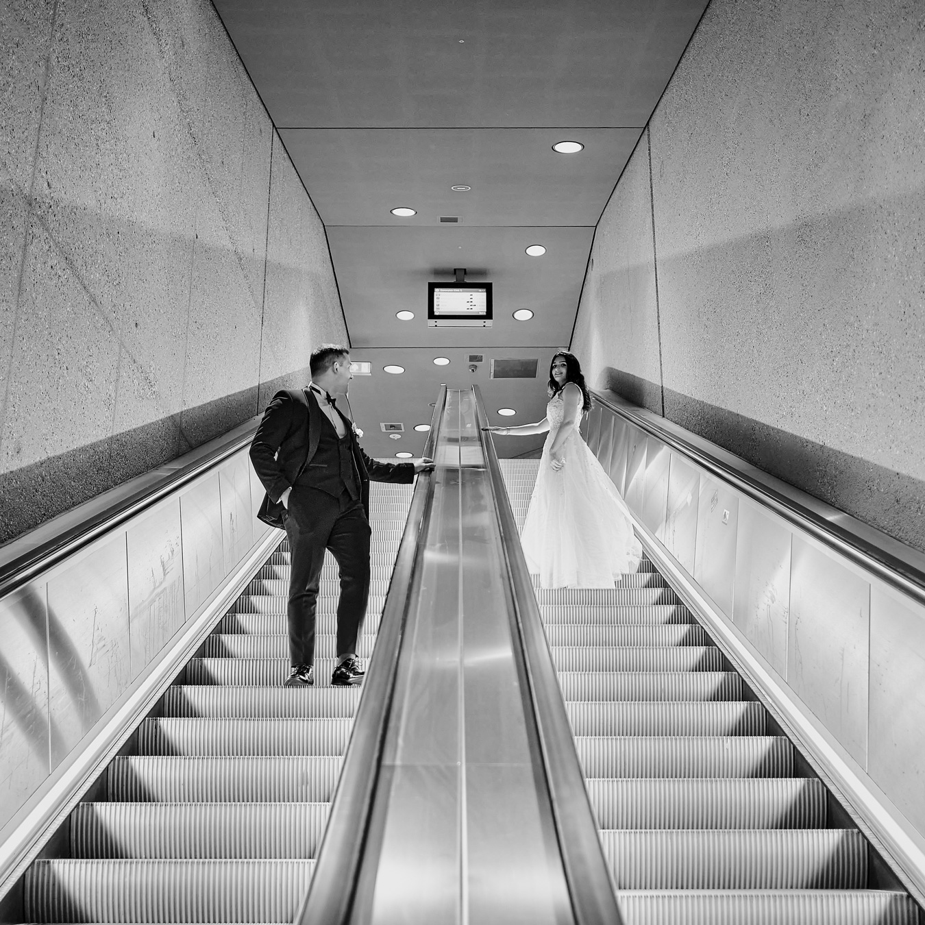 Hochzeitsfotograf Karlsruhe fotografiert Rolltreppe mit Brautpaar in Karlsruhe