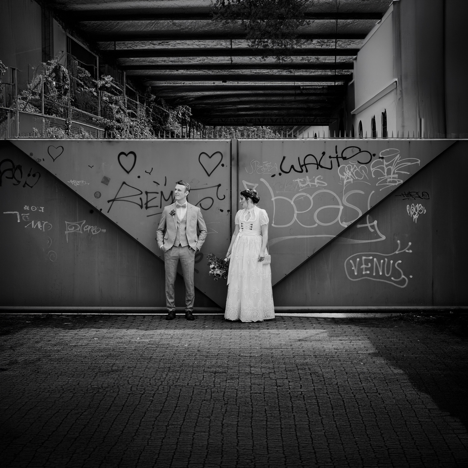 Hochzeitsfotograf Karlsruhe fotografiert mit Graffiti im HIntergrund