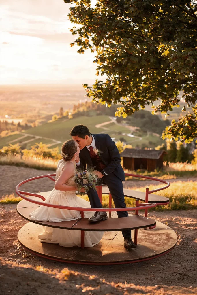 Hochzeitspaar in einem Kinderkarussell auf dem Spielplatz der Burg Windeck bei Büh (Baden)